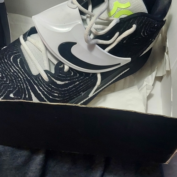 Kevin Durant XIV...Kylie Low 5 - Picture 3 of 8